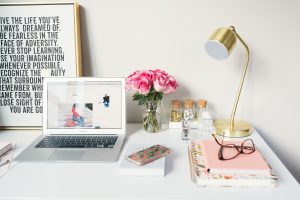 bureau girly avec macbook air
